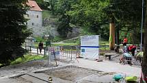 V českokrumlovské Jelení zahradě se právě staví nová stezka lemující Polečnici. Část pod zámkem bude součástí povltavské cyklostezky.