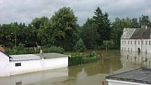 Na povodně zavzpomínal Richard Mazanec. Stojí před bytovým domem, který měl zaplavené přízemí. Fotografie z roku 2002 zachycují hlavně pivovar na Bělidle naproti bytovému domu, který ukazuje, jaké bylo na Bělidle jezero. Samotný dům na záběrech není, prot