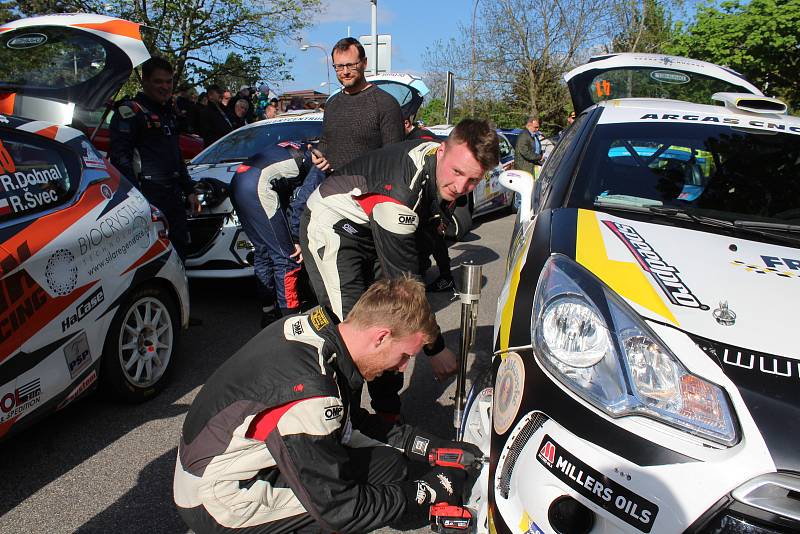 Sedmačtyřicátý ročník Rallye Český Krumlov byl v pátek odpoledne zahájen v Jelence.