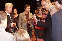Jedním z počinů odcházejícího ředitele kaplického kulturního a informačního centra Josefa Sejka bylo zavedení novoročních koncertů. Při jednom z nich vystoupil i houslista Jaroslav Svěcený (vlevo).
