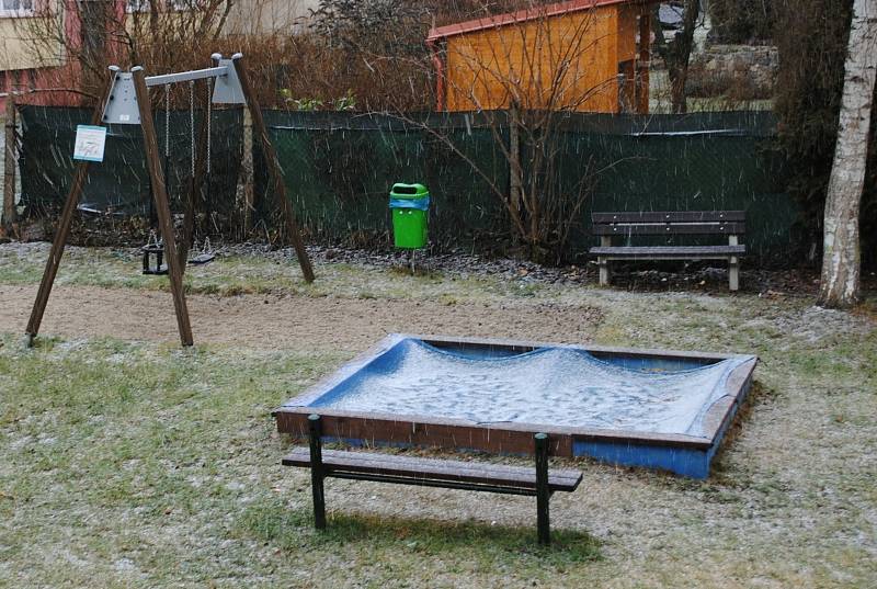 Sněžení v Českém Krumlově. Během hodiny bylo ve městě bílo.