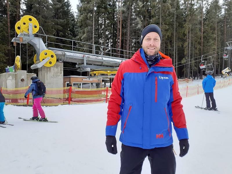 Ve Skiareálu Lipno zahájili v neděli 5. prosince 2021 další lyžařskou sezónu. Na snímku ředitel areálu Matěj Kratochvíl.