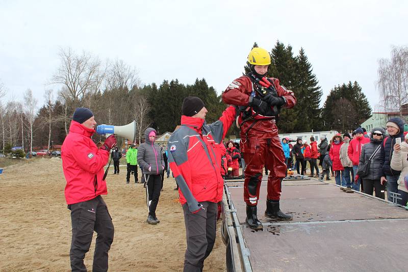 Vodní záchranáři měli v Černé v Pošumaví praktickou část víkendového semináře, v jehož rámci skládali zkoušku z vodní záchrany i studenti oboru zdravotnický záchranář z Jihočeské univerzity.