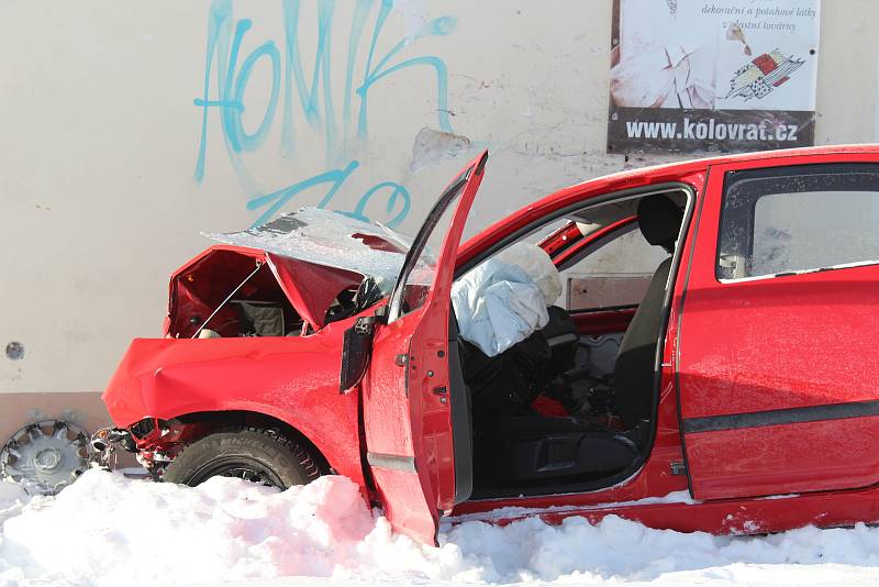 Osobní auto narazilo ve čtvrtek 7. února ráno do domu v Černé v Pošumaví.