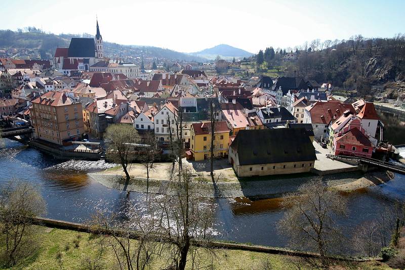 Celosvětová empidemie koronaviru vylidnila i centrum Českého Krumlova, které je běžně zaplaveno turisty.