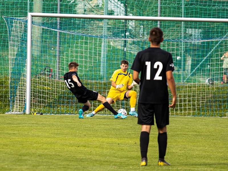 Fotbalisté Dolního Dvořiště (v černých dresech) v generálce porazili Větřní 5:1.