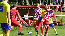 Fotbalisté Velešína (v červeném) prohráli v souboji týmů ze suterénu I. A třídy doma s Vimperkem 0:4.