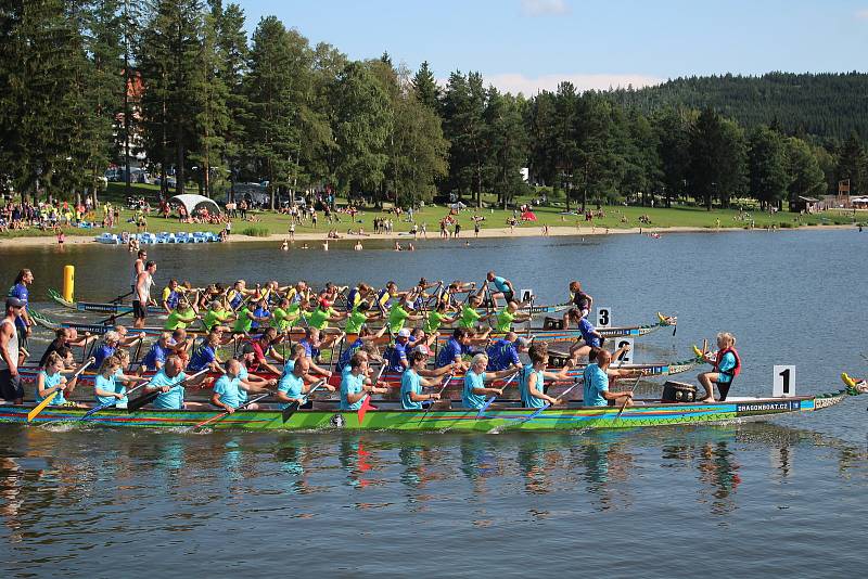 Lipno Sport Fest 2020 vyvrcholil závodem dračích lodí.