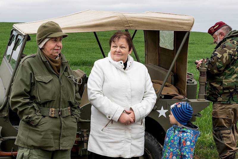 Pietní akt u pomníčku amerického pilota se konal o Bílé sobotě v Záluží.