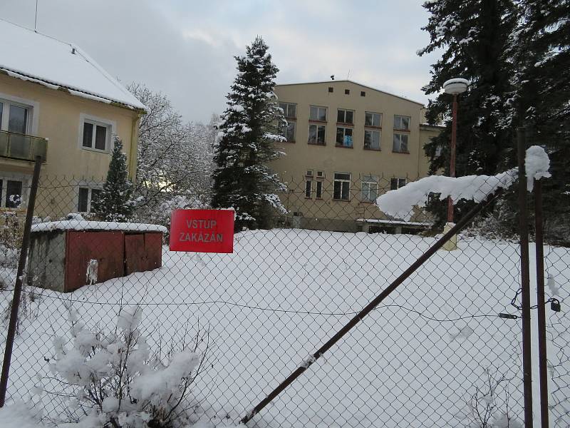 Kdysi vyhlášené plicní sanatorium na Českokrumlovsku nyní už více jak 15 let chátrá.