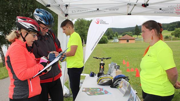 Preventivní akce policie a Týmu silniční bezpečnosti zaměřená na cyklisty v Přední Výtoni.