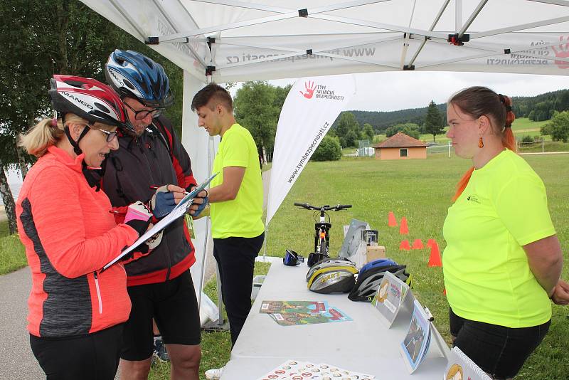 Preventivní akce policie a Týmu silniční bezpečnosti zaměřená na cyklisty v Přední Výtoni.