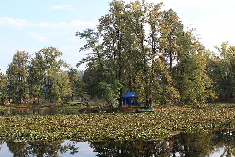 Kapela pod taktovkou Lukáše Holce bude hrát na ostrůvku, herci z Proradosti na vorech, které zapůjčila krumlovská voroplavba Radka Šťovíčka.