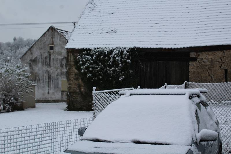 Na Nové Hospodě v sedle mezi Brlohem a Chvalšinami také leží sníh. Před desátou dopolední tam byl 1° C.