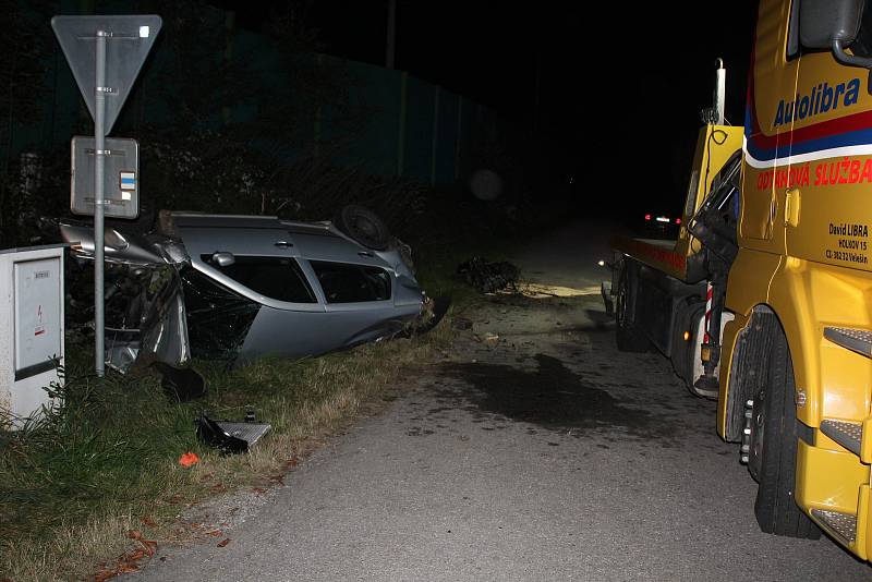 Srážka auta s vlakem u Holkova. Kolem 20 hodin nastala příprava k odvezení havarovaného automobilu odtahovou službou.