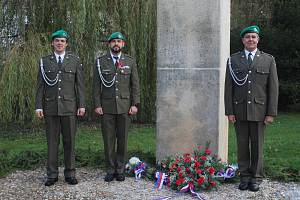 Tradiční pietní akt u příležitosti Dne válečných veteránů se tradičně uskutečnil u pomníku válečným obětem v českokrumlovském městském parku.