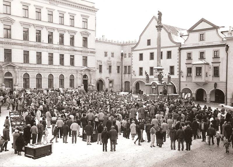 Jednohodinová generální stávka na českokrumlovském náměstí Svornosti 27. listopadu 1989.