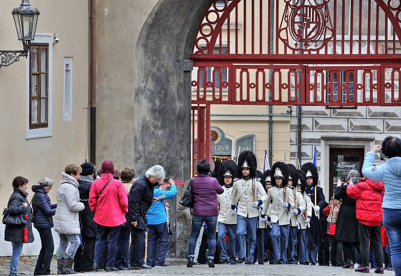 Schwarzenberská granátnická garda oslavila v Českém Krumlově 100 let od vyhlášení Československé republiky.