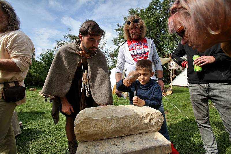 Do českokrumlovské Pivovarské zahrady se o víkendu nastěhovala pravěká kupecká osada.