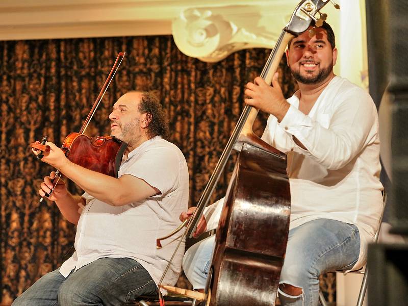 Cigánští Diabli představili v rámci Mezinárodního hudebního festivalu Český Krumlov svoje pojetí tragického milostného příběhu Carmen.