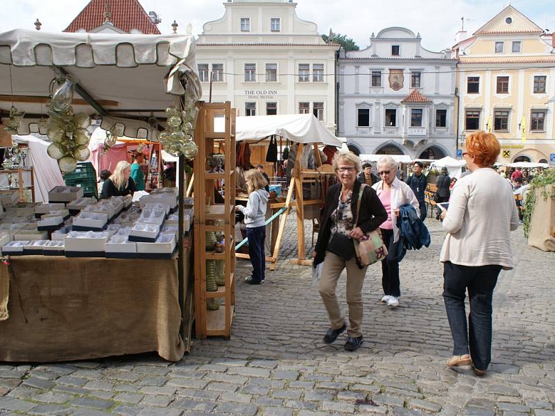 Svatováclavský trh na českokrumlovském náměstí.