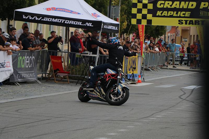 Grand Prix Kaplice otevřel motocyklový kaskadér Martin Krátký který předvedl své mistrovství v sedle Yamahy a MZ.