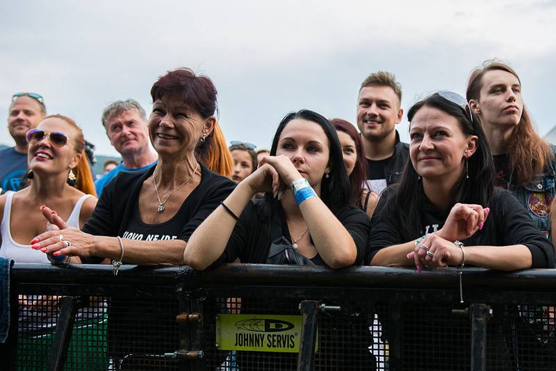 Atmosféra na festivalu Hrady CZ v Rožmberku na Českokrumlovsku je úžasná, déšť nevadí.