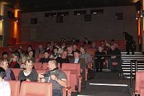 Kaplické kino v uplynulém roce upravilo promítací sál a pozměnilo promítací doby. Vyšlo tak divákům vstříc a ti zareagovali. Návštěvnost stoupá.