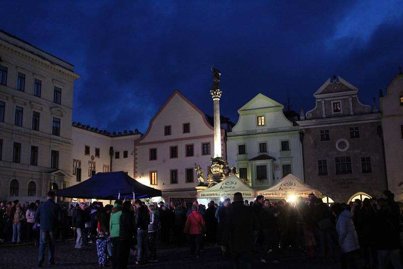 Občané Českého Krumlova na náměstí Svornosti oslavili 30 let po sametu, společně s kapelou Chlapi v sobě.