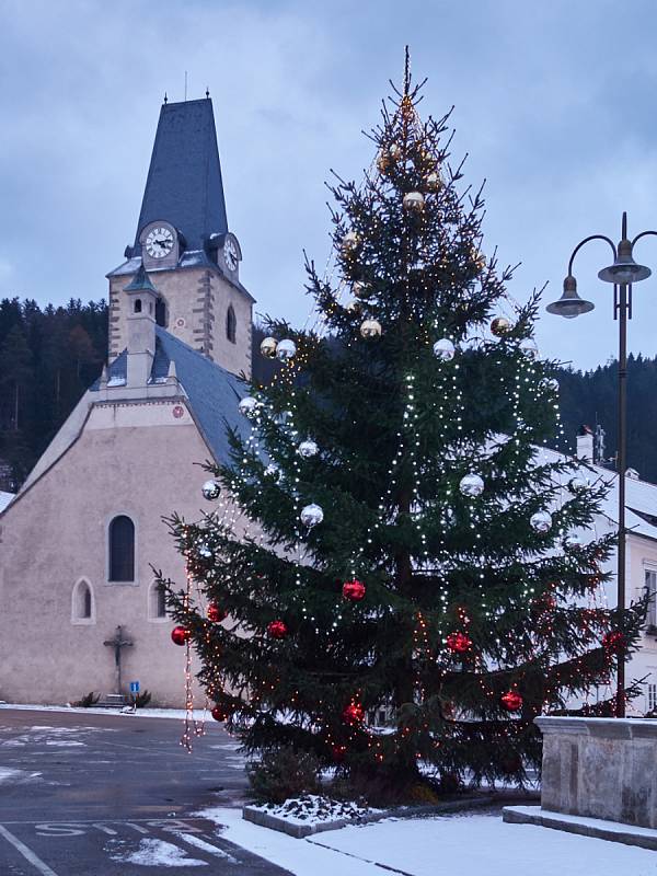 14. Vánoční strom v Rožmberku nad Vltavou.