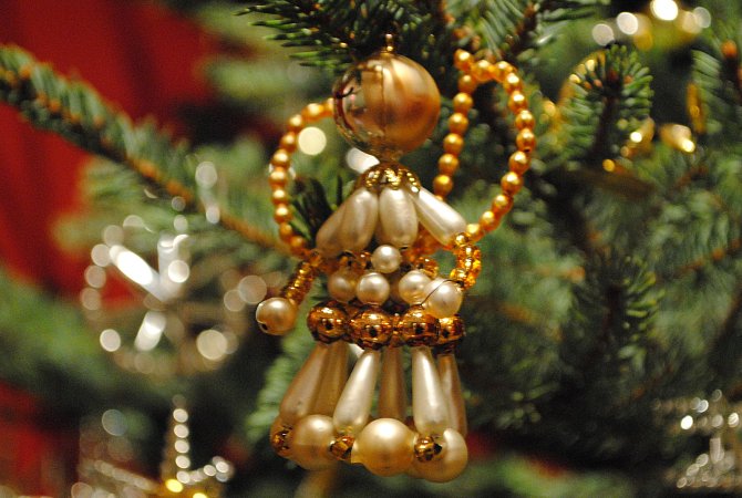 Přípravy na výstavu Vánoční stromek v proměnách času v Regionálním muzeum v Českém Krumlově. Vernisáž je 14. listopadu od 18 hodin, k vidění bude do 7. ledna.