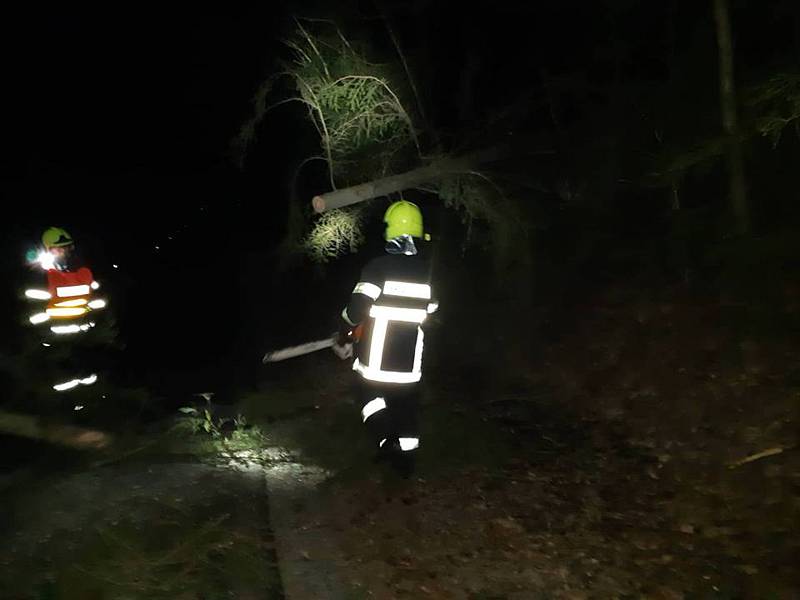V sobotu před půlnocí byla na odstranění stromu přes celou šíři komunikace č. III/15715 povolána jednotka hasičů obce Velešín. V místě známém jako Srdíčko strom odstranila, komunikaci uklidila a po průzkumu silnic v přilehlém okolí se vrátila zpět na zákl