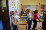 Třeťáci z krumlovské ZŠ T. G. Masaryka už vyklidili svou třídu, ve které bude volební místnost je
