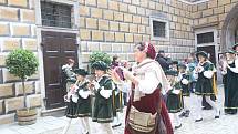 Český Krumlov se probouzí k životu. V sobotu ve dvě hodiny odpolende vyšel historický průvod z pátého zámeckého nádvoří. Zahájil tak kvůli Covidu-19 letos opožděnou sezónu.