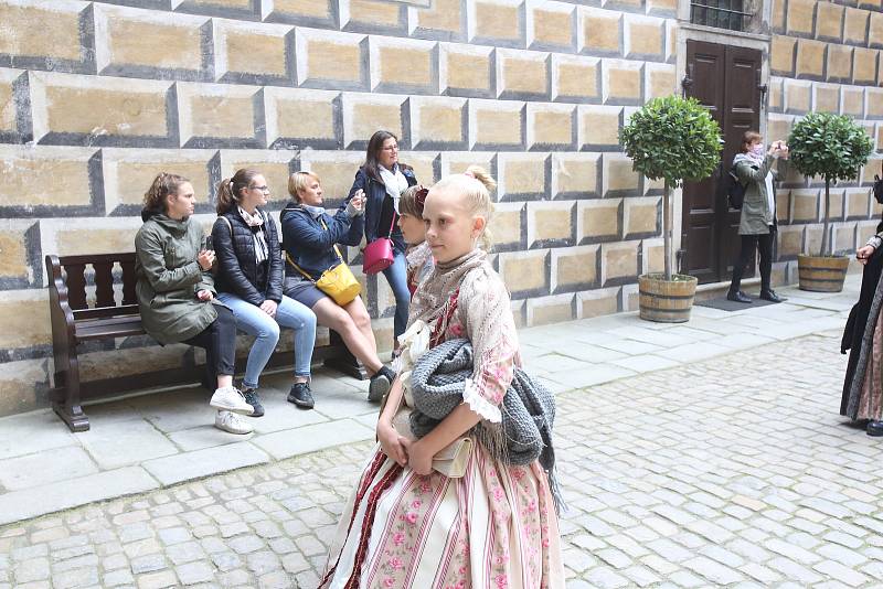 Český Krumlov se probouzí k životu. V sobotu ve dvě hodiny odpolende vyšel historický průvod z pátého zámeckého nádvoří. Zahájil tak kvůli Covidu-19 letos opožděnou sezónu.