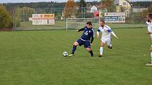 Fotbalisté Dolního Dvořiště (v modrém) prohráli v Hrdějovicích 0:4.