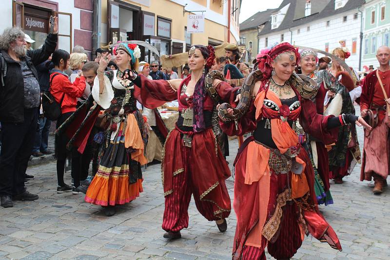 Sobotní historický kostýmovaný průvod prošel Českým Krumlovem na 32. Slavnostech pětilisté růže.