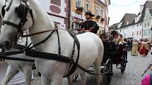 Sobotní historický kostýmovaný průvod prošel Českým Krumlovem na 32. Slavnostech pětilisté růže.