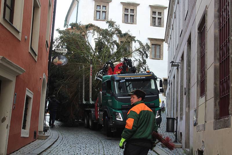 Pokus číslo jedna. Instalace vánočního stromu v pondělí na českokrumlovském náměstí.