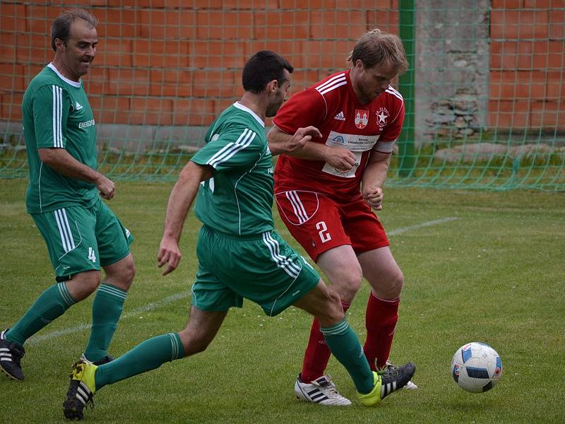 Oblastní I.A třída (skupina A) - 26. kolo: FK Nová Ves / Brloh (zelené dresy) - TJ Týn nad Vltavou 2:9 (2:5).