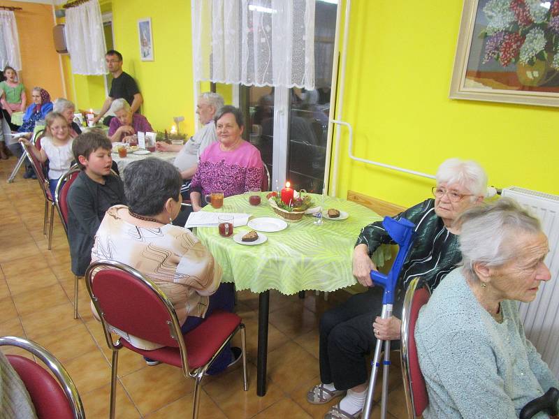 Potěšit osmdesátku klientů hornoplánského Domova důchodů na akci Česko zpívá koledy přijeli malí i velcí hasiči z Černé v Pošumaví.