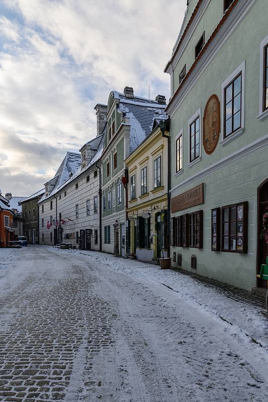 Zasněžený Český Krumlov v celé své kráse.