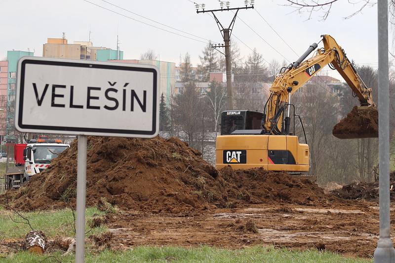 Práce na rozšíření odbočky na Velešín.