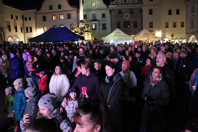Občané Českého Krumlova na náměstí Svornosti oslavili 30 let po sametu, společně s kapelou Chlapi v sobě.