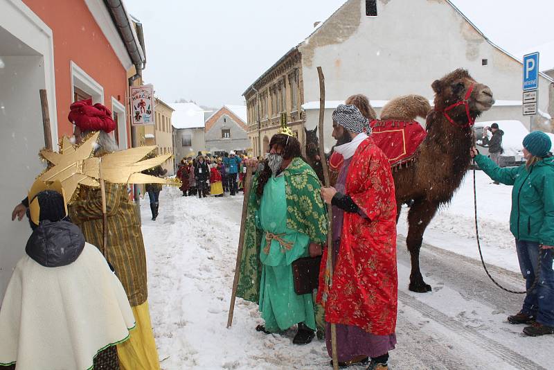 Tři králové se všemi tříkrálovými koledníky v sobotu zahájili charitativní sbírku v Kaplici a okolních obcích a osadách.