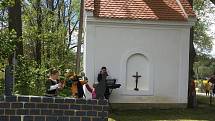 Slavnostní okamžik svěcení a zavěšování zvonku do kaple si nenechala ujít spousta lidí.