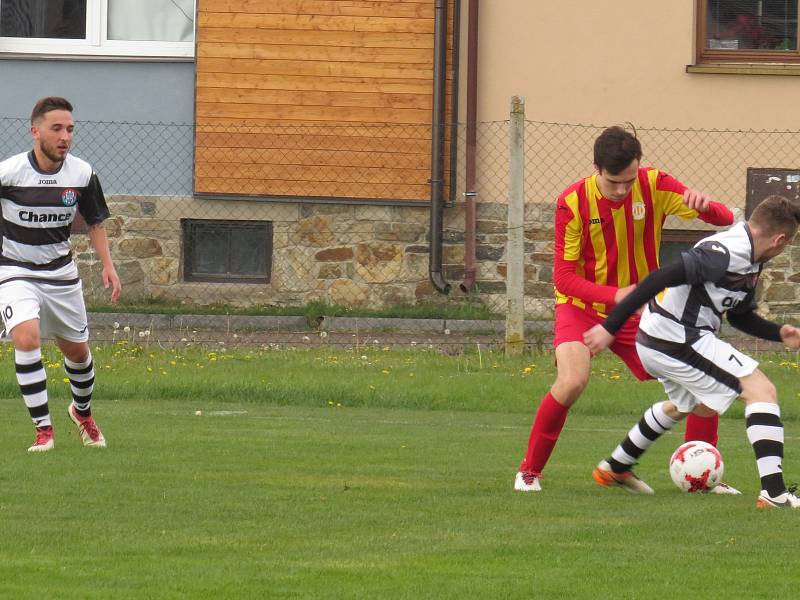 I.B třída (skupina A) – 19. kolo: TJ Sokol Kamenný Újezd (červenožluté dresy) – FK Spartak Kaplice 0:1 (0:0).