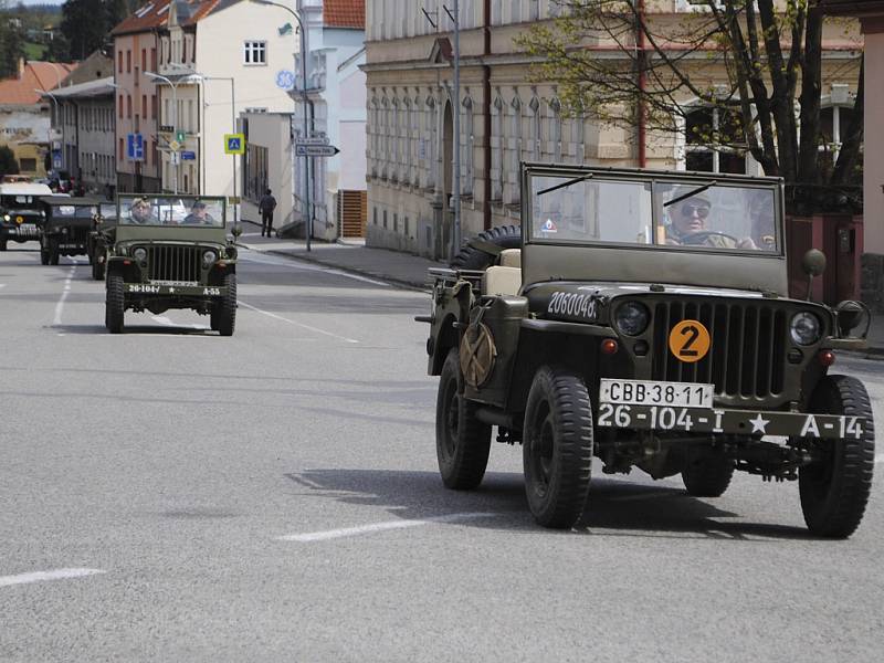 Jízda Veteran Army Vehicles clubu k uctění padlých vojáků. 