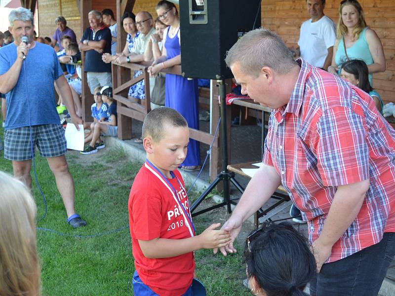 Trofej okresních přeborníků v kategorii mladších přípravek vybojovali v sezoně 2018/19 benjamínci společenství Sokola Křemže a SK Holubov.