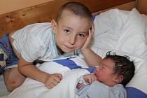 Jonáš Akim Ba, první společný potomek kladenských Kateřiny Homrové a Abrahama Ba, se narodil v českokrumlovské porodnici 12. srpna 2013 minutu před osmou hodinou večer. Chlapeček, s nímž se vyfotil čtyřletý brácha Kryštof, v ten moment vážil 4650 gramů.